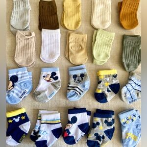 *NEW* 20 pairs of Baby Socks (0-3mos)